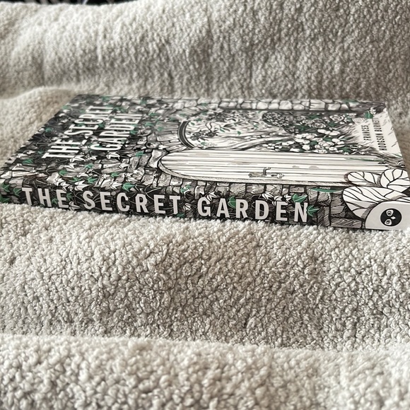 The Secret Garden by Frances Hodgson Burnett (OwlCrate Edition… - Picture 3 of 3